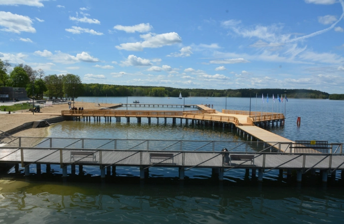 {Zakończyła się budowa nowego mola na Plaży Miejskiej w Olsztynie.}